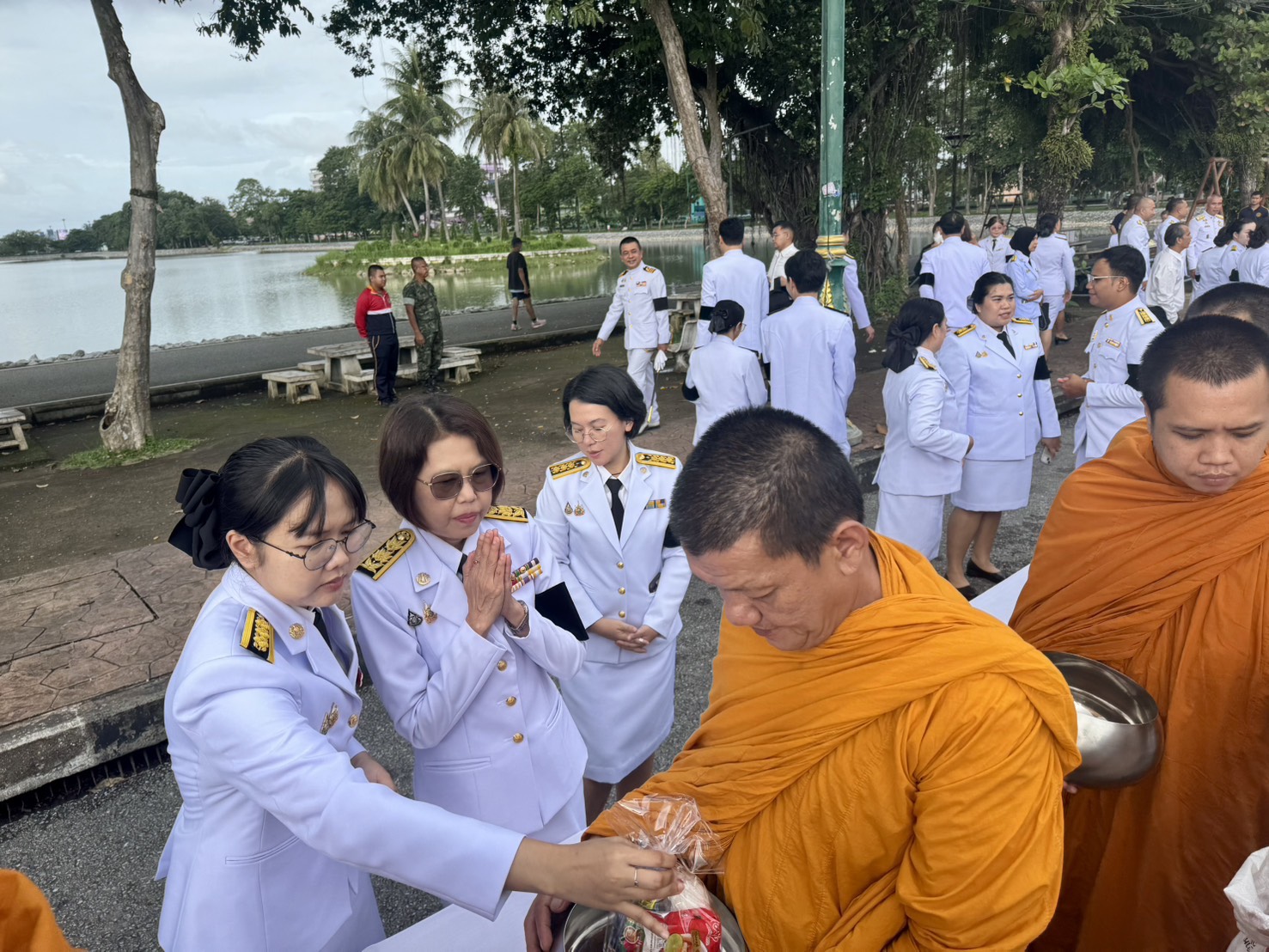 title - ส.ป.ก.จันทบุรี ร่วมพิธีทำบุญตักบาตรและเจริญพระพุทธมนต์ ถวายพระราชกุศลเฉลิมพระเกียรติพระบาทสมเด็จพระเจ้าอยู่หัว เนื่องในโอกาสพระราชพิธีมหามงคลวันเฉลิมพระชนมพรรษา 28 กรกฎาคม 2569 